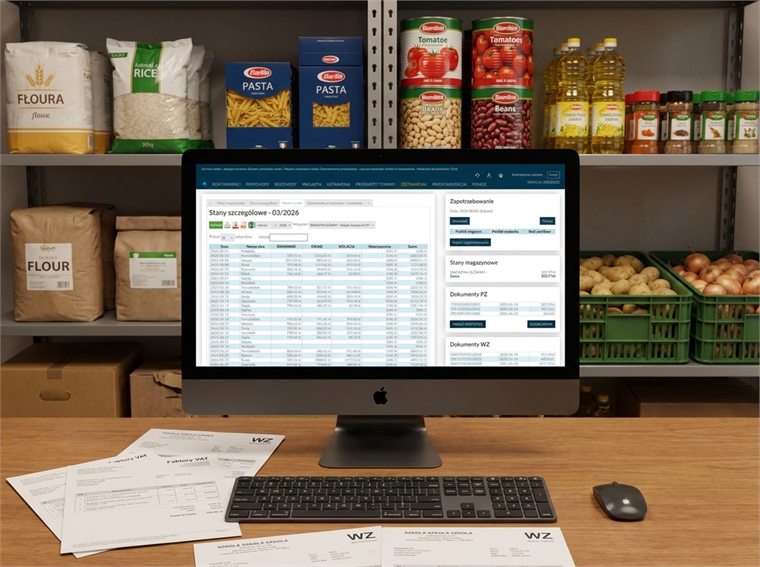 Moduł Magazyn e-Stołówki na ekranie: stany szczegółowe produktów, zapotrzebowanie oraz dokumenty PZ i WZ, w tle regały z mąką, makaronem, konserwami i warzywami